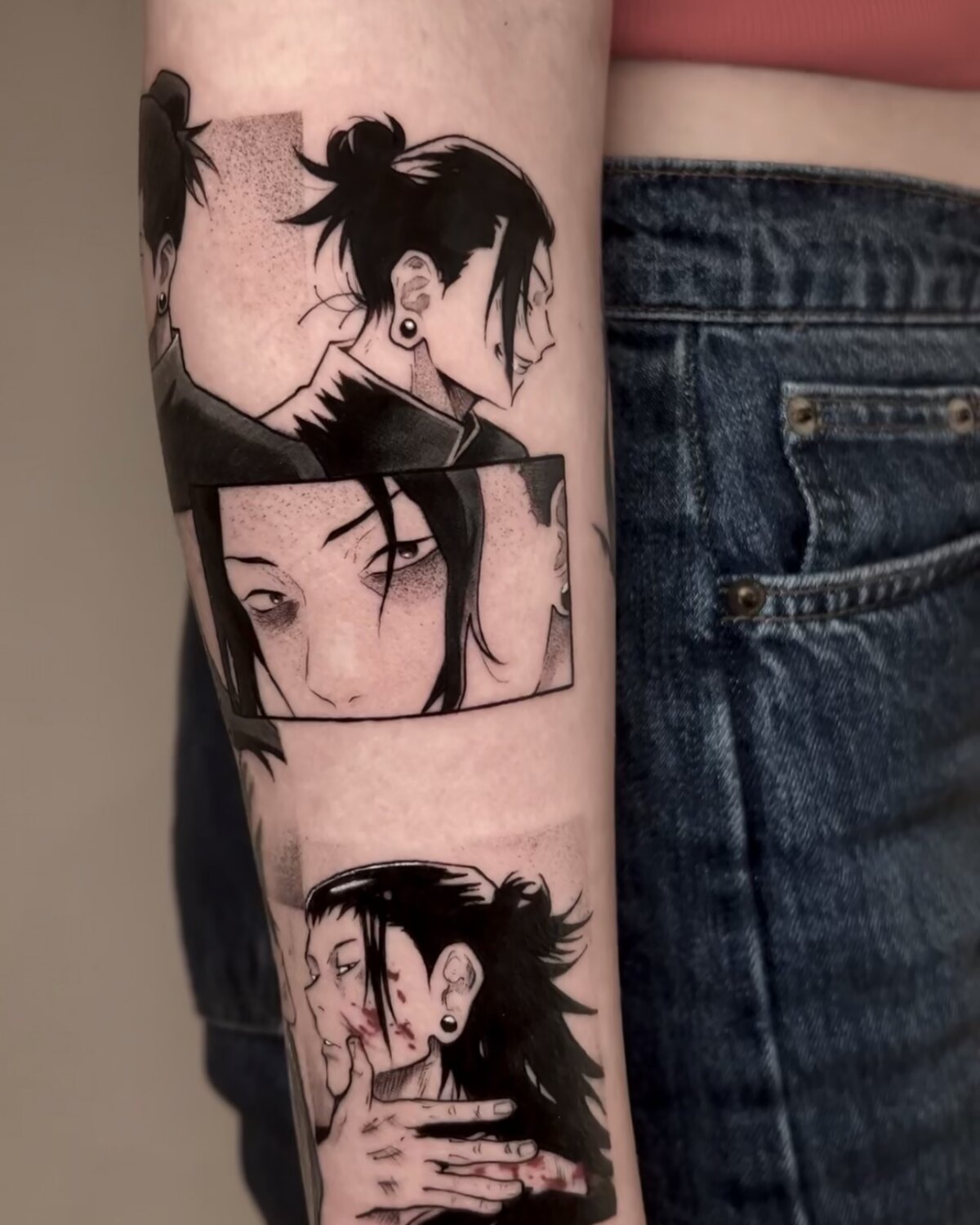 Panneaux manga tatoués en noir et gris sur le bras