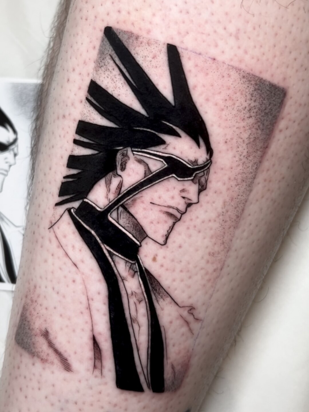Personnage manga tatoué en encre noire
