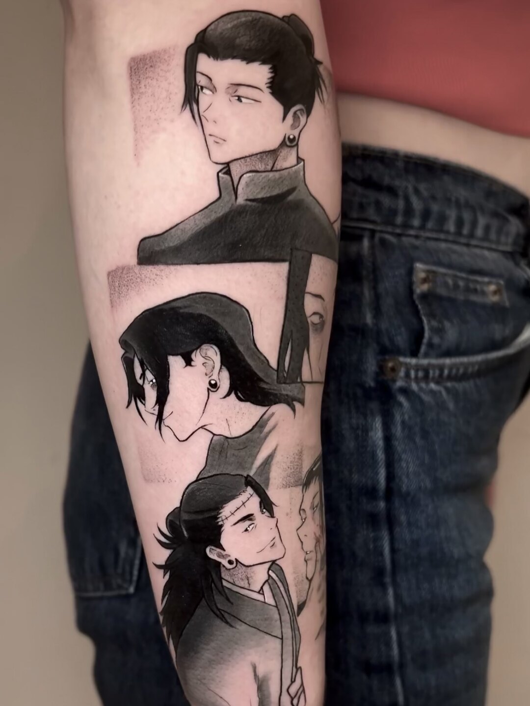 Portraits de personnages manga tatoués sur le bras