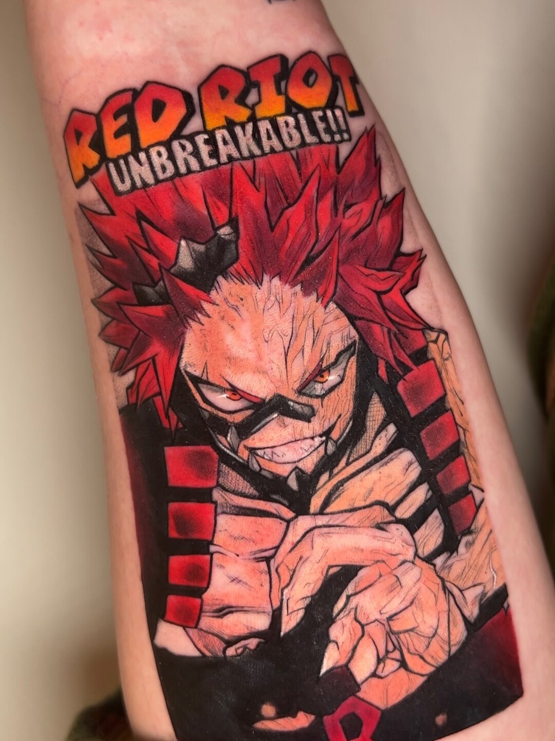 Tatouage couleur d'un héros de manga sur l'avant-bras