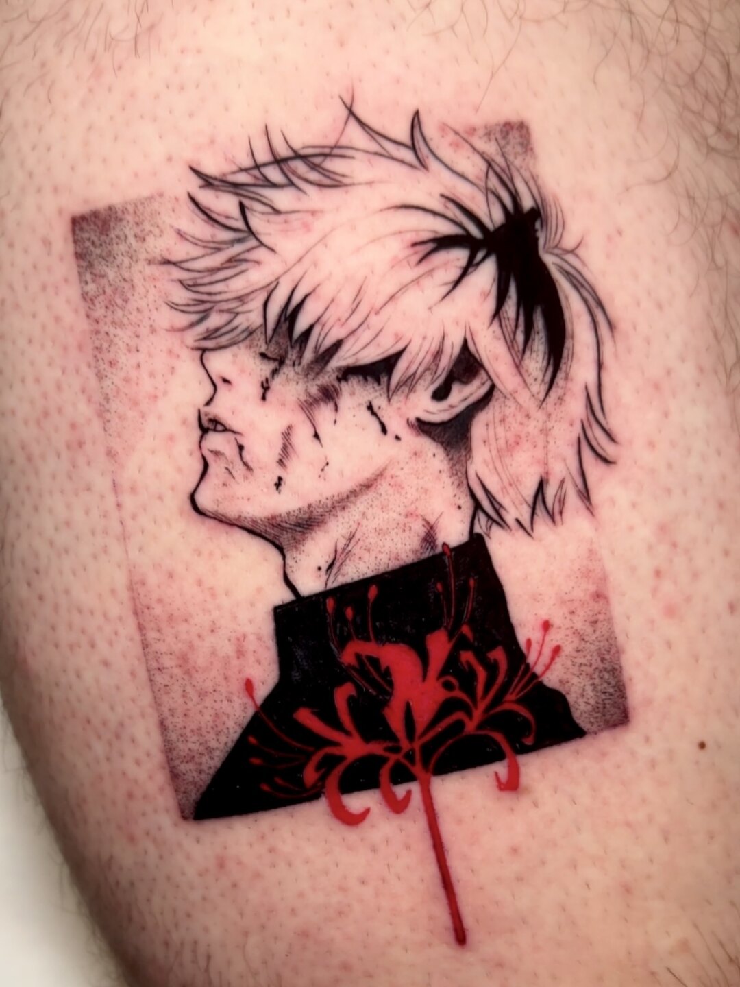 Portrait anime en noir et gris avec touche de couleur
