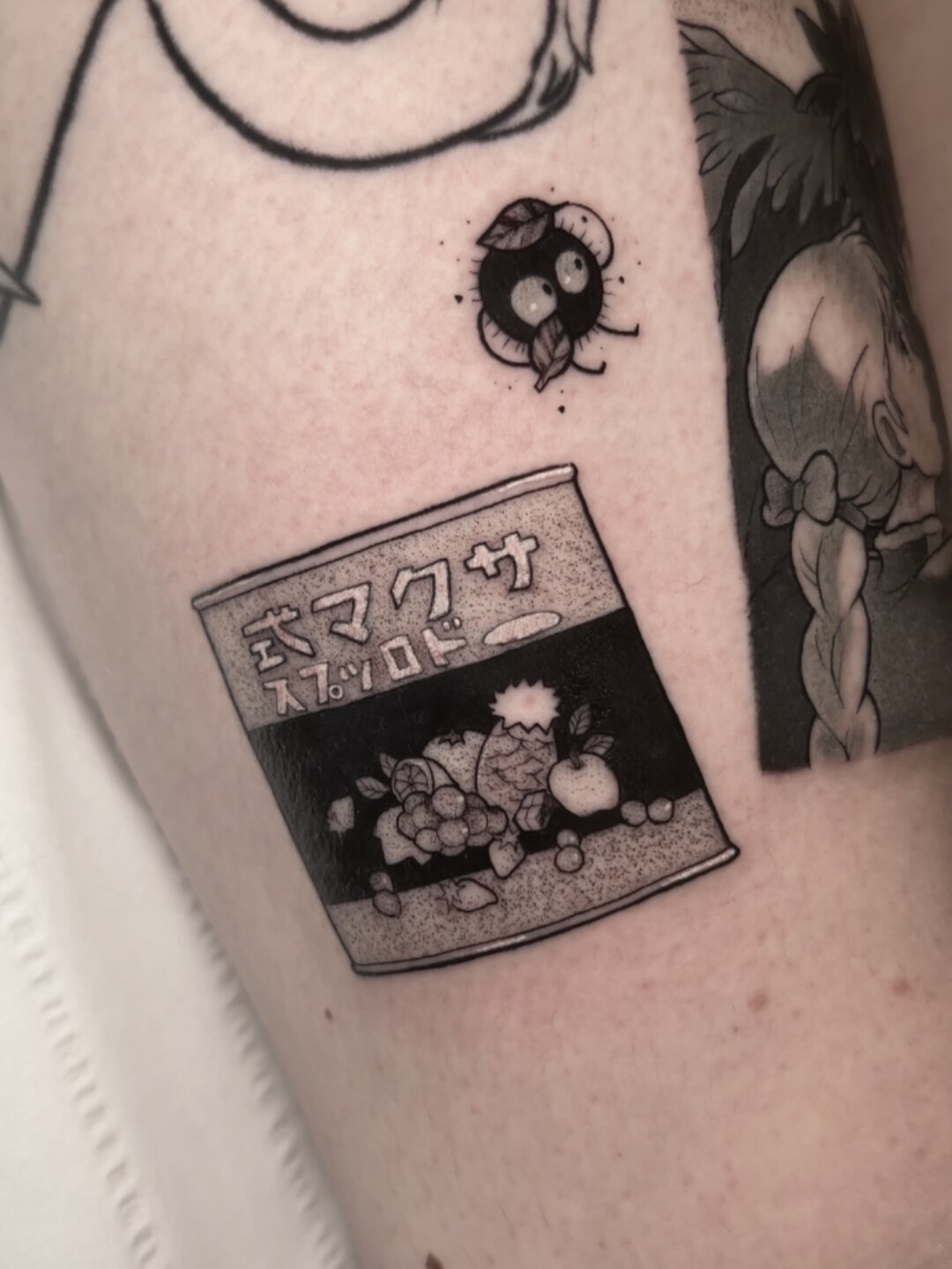 Détail manga tatoué en noir et gris